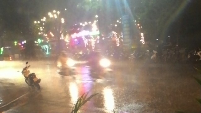 Thích thú ngắm mưa sau chuỗi ngày nắng nóng ác liệt.