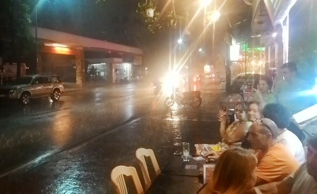 Thích thú ngắm mưa sau chuỗi ngày nắng nóng ác liệt.