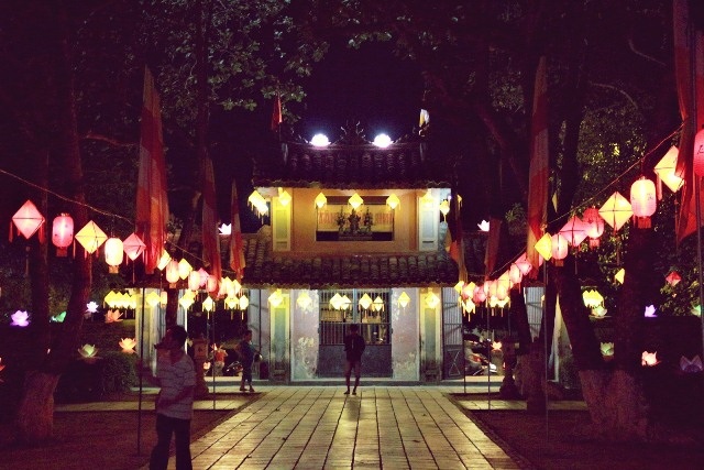 Lối vào chùa Diệu Đế với hai hàng đèn lồng đầy màu sắc