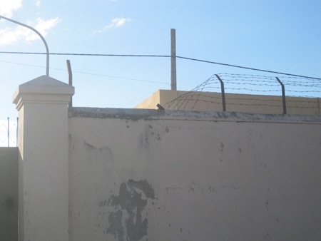 Khu vực tường rào nơi các học viên phá để trốn ra ngoài