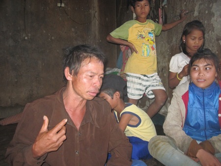 Ông A Sun lo lắng về sự mất tích của con trai đi làm thuê