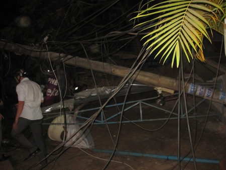 Trụ điện bị gãy khiến dây điện nằm ngổn ngang bên đường