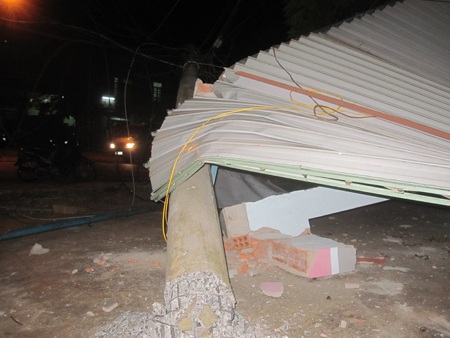 Trụ điện bị gãy làm đổ sập quán cà phê