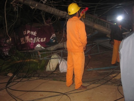 Cán bộ điện lực có mặt tại hiện trường sửa chữa và tránh việc người dân bị điện giật