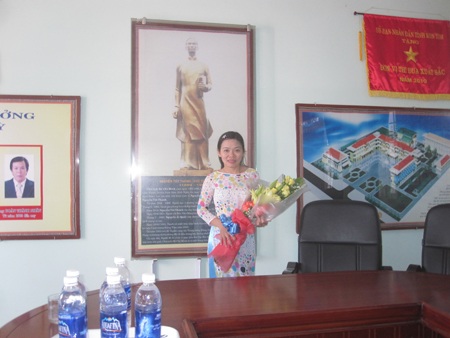 Cô Võ Thị Ngọc Ánh nhận hoa chúc mừng của lãnh đạo Sở Giáo dục Kon Tum.