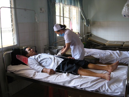 Một bệnh nhân bị sốt xuất huyết đang điều trị tại Khoa Nhiệt đới Bệnh viện Đa khoa tỉnh Gia Lai