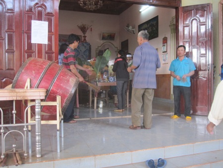 Hàng xóm và cán bộ, công nhân Công ty 74 đến viếng và tổ chức mai táng cho cha con ông Cường