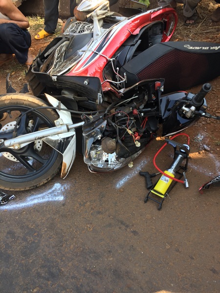 Chiếc xe máy bị hư hỏng phần đầu.