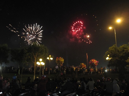 Hàng vạn người dân Gia Lai đổ về Quảng trường xem bắn pháo hoa