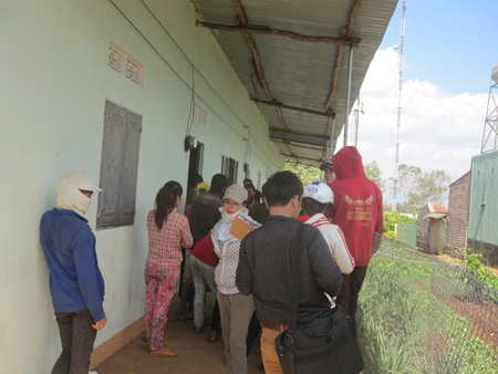 Người dân hiếu kì tập trung trước cửa phòng trọ nạn nhân xem cơ quan chức năng khám nghiệm