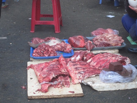 Thực phẩm được bày bán ngay dưới mặt đường nơi đông người qua lại