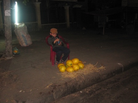 Đã 19h tối 30 Tết nhưng Trí vẫn ngồi bán dưa hấu ven đường giúp mẹ