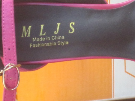 Một đôi dép xuất khẩu