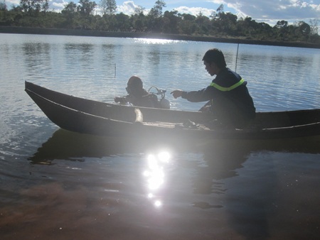 Ông Hoan cùng đội PCCC lặn vớt nạn nhân