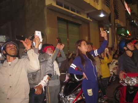 Nhiều người dân vui mừng ghi lại thời khắc thiêng liêng của năm mới (Ảnh: Thiên Thư)