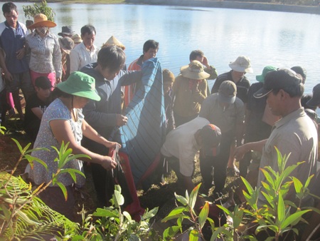 Thi thể nạn nhân được đưa lên bờ