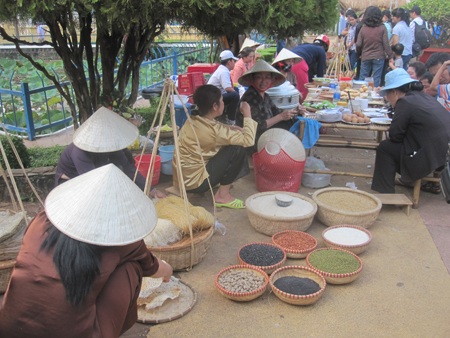 Không gian chợ quê trao đổi, mua bán của người Kinh- Thượng