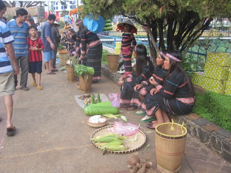 Không gian chợ quê trao đổi, mua bán của người Kinh- Thượng