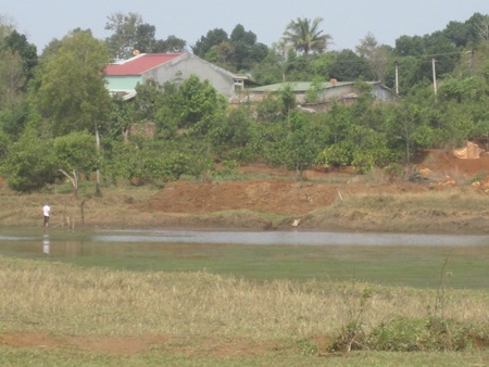 Khu vực hồ tưới nơi 3 cháu bé chết đuối.