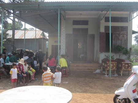 Gia đình anh Phu tổ chức mai táng cho con, cháu.