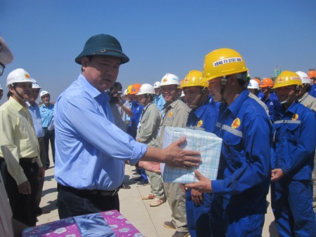 Bộ trưởng tặng quà cho các công nhân thi công tại công trường