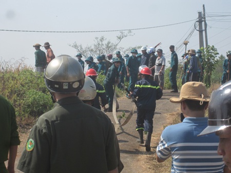 Lực lượng chức năng đang cố gắng dập lửa cứu rừng