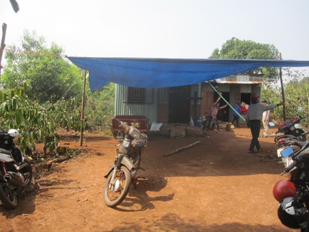 Gia đình anh Mân và làng xóm đang tiến hành tổ chức mai táng cho cháu bé