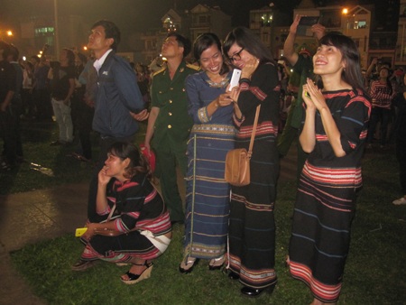 Các sơn nữ J'Rai hạnh phúc trong buổi lễ kỷ niệm giải phóng quê hương