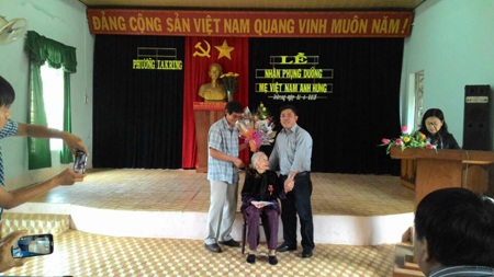 Gia Lai: Lễ nhận phụng dưỡng Mẹ Việt Nam anh hùng 96 tuổi - 1 Mẹ Nguyễn Thị Mười vui mừng tại lễ nhận phụng dưỡng