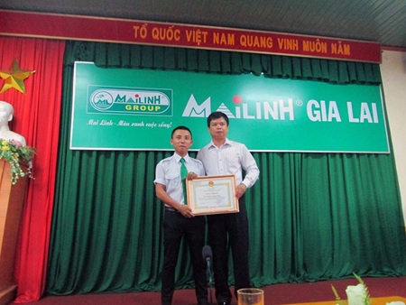 Sở Giao thông vận tải khen thưởng tài xế đỡ đẻ trên taxi - 1 Ông Quế (bên phải) tặng giấy khen cho anh Trang
