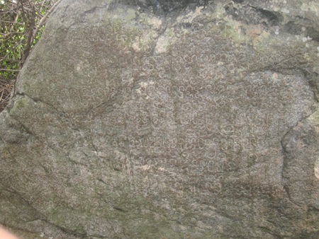 Các ký tự trên bia đá đang bị mờ nhạt theo thời gian