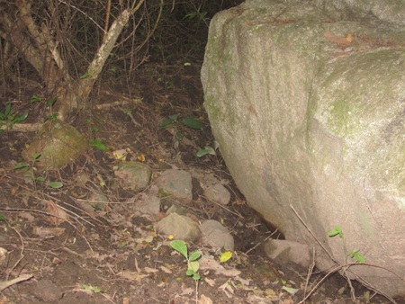 Bia đá đã bị đào xuống rất sâu phía dưới.