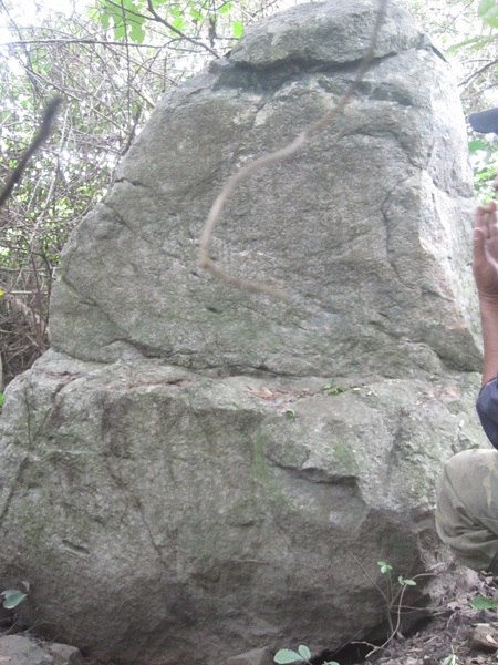 Nhiều người cho rằng xung quanh tảng đá này có vàng bạc hoặc cổ vật.