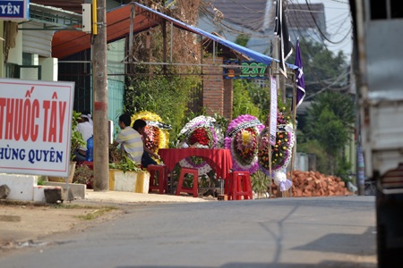 Người thân và hàng xóm đang tiến hành tổ chức mai táng cho nạn nhân