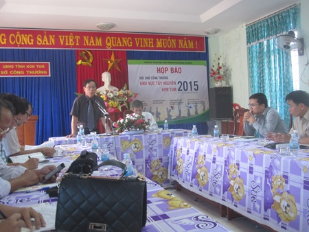 Lãnh đạo Sở Công Thương tỉnh Kon Tum tổ chức họp báo.