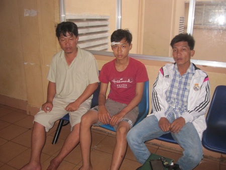 Thiện (giữa) cùng người thân kể lại sự việc