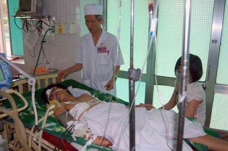 Bệnh nhân Biên đang được các y, bác sĩ điều trị