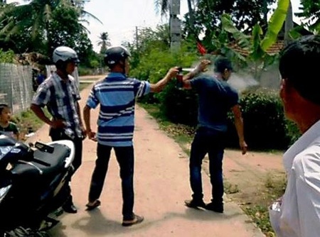 Hình ảnh ông Trung xịt hơi cay vào người anh Phú (Ảnh: cắt trong clip)