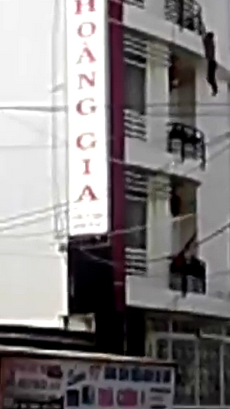 Bị ngáo đá, Phi đã nhảy lần lượt xuống các tầng trước khi chạm đất như khỉ