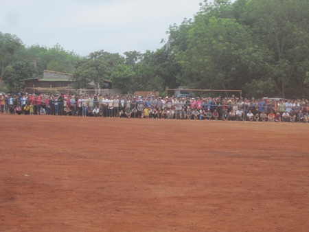 Từ sáng sớm, bà con đã đến xem buổi thao tập
