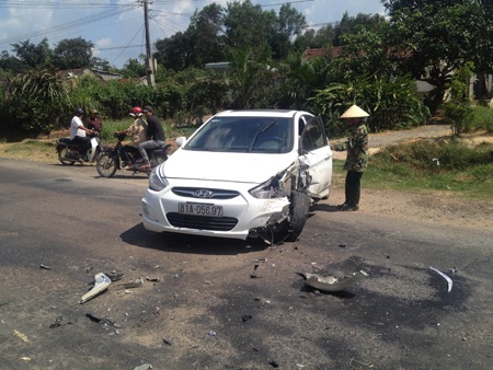 Xế hộp gãy trục trước.