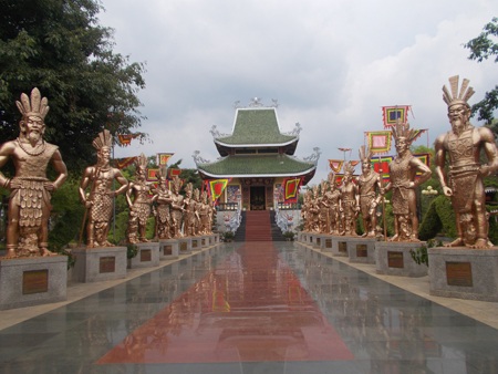 Tượng Quốc Tổ Vua Hùng gây tranh cãi trên cộng đồng mạng