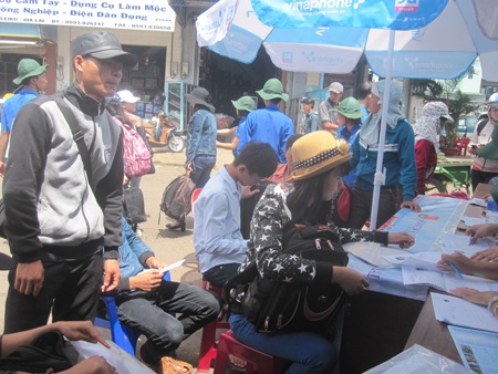 Các tình nguyện viên tư vấn, nắm bắt hoàn cảnh của thí sinh