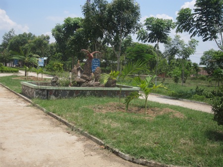 Học sinh buộc phải nộp hơn 15 triệu đồng để xây hòn non bộ này cho nhà trường