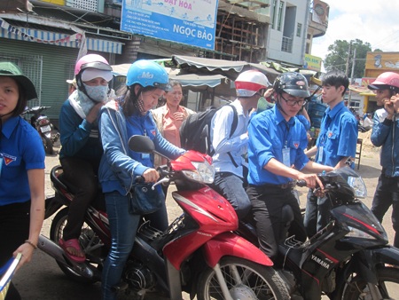 Đội xe ôm tình nguyện giúp đỡ các thí sinh và người nhà có hoàn cảnh khó khăn