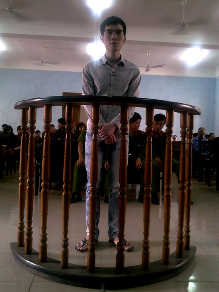 Thách đấu nhau trên facebook, một thanh niên tử vong - 1 Hùng trước vành móng ngựa