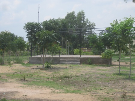 Học sinh buộc phải nộp hơn 15 triệu đồng để xây hòn non bộ này cho nhà trường