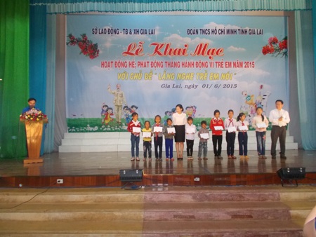 Một số em học sinh nhận quà trong buổi lễ