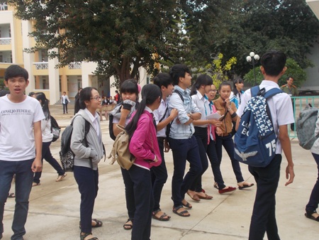 Thi môn Văn trường chuyên, thí sinh vui mừng sau khi hoàn thành bài thi. (Ảnh: Thiên Thư)