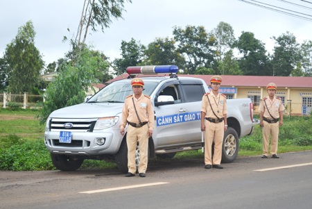 Trung tá Tuấn (ngoài cùng bên trái) cùng 2 chiến sĩ truy bắt nóng đối tượng Sơn